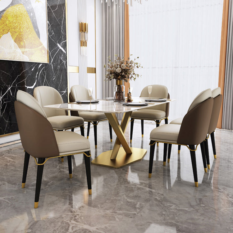 Mesa rectangular de piedra sinterizada con base de pedestal de metal dorado