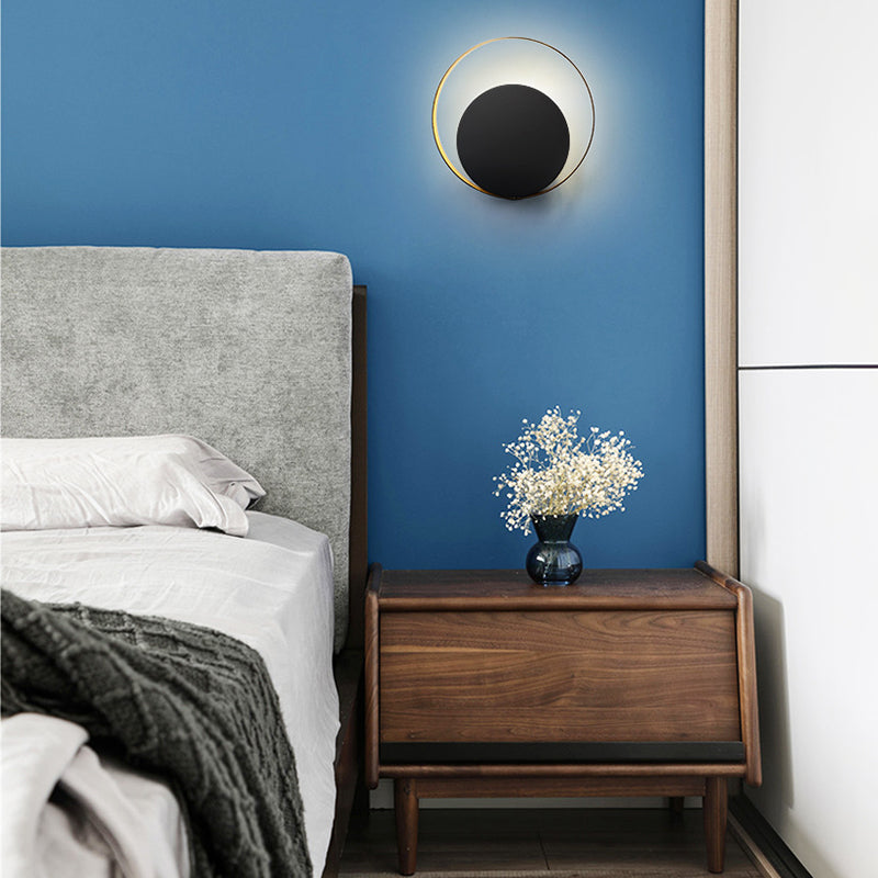 Luce di applique a parete rotonda post-moderna Luce a parete in metallo contratto per camera da letto
