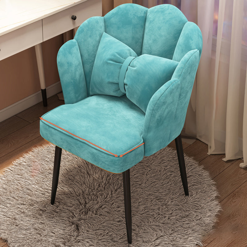 Chaise d'appoint contemporaine en métal, avec bras rembourrés, avec couronne et dossier supérieur