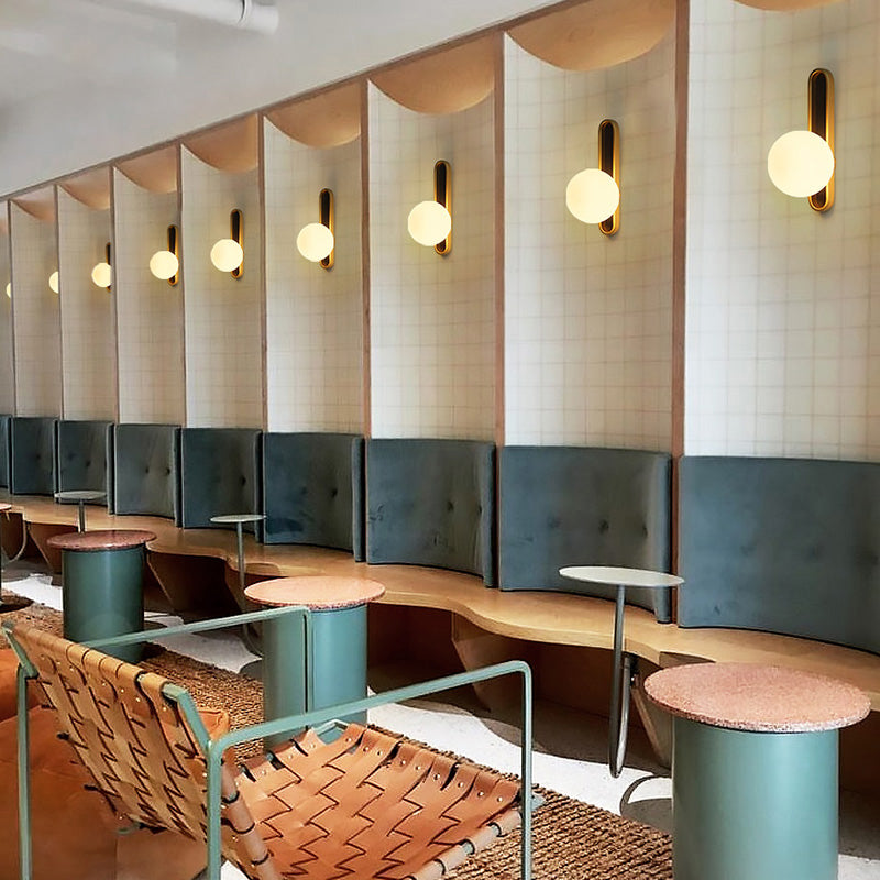 Medio moderno de pared de orbe de orbe de vidrio transparente/crema mini iluminación de montaje de pared en latón en latón