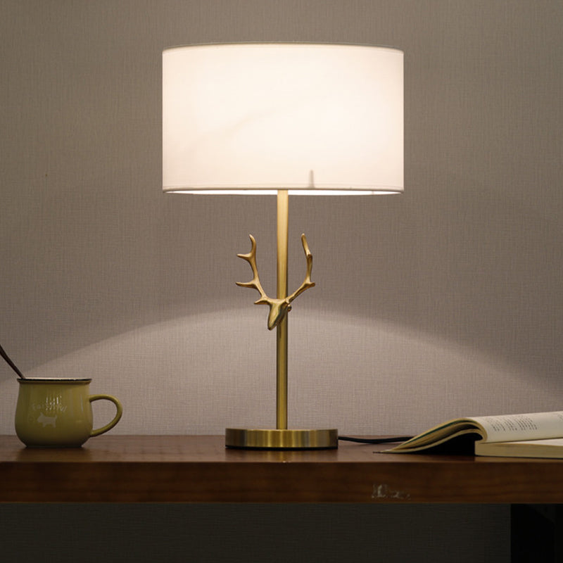 Lámpara de escritorio cilíndrica de tela, lámpara de mesa de noche blanca modernista de 1 bombilla con alce de metal dorado