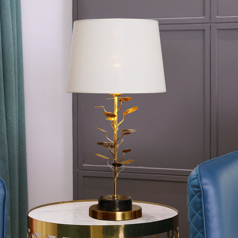 Lampada da tavolo conica moderna in tessuto 1 lampadina da lettura per libri in bianco con albero in metallo dorato