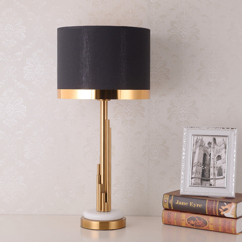 Éclairage de tâche de bulbe contemporain 1 lampe de table de nuit cylindrique en or avec une teinte en tissu noir