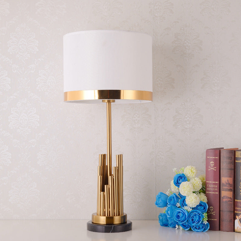 1 Éclair de tâche de chambre à coucher moderne petite lampe de bureau avec une teinte en tissu de cylindre