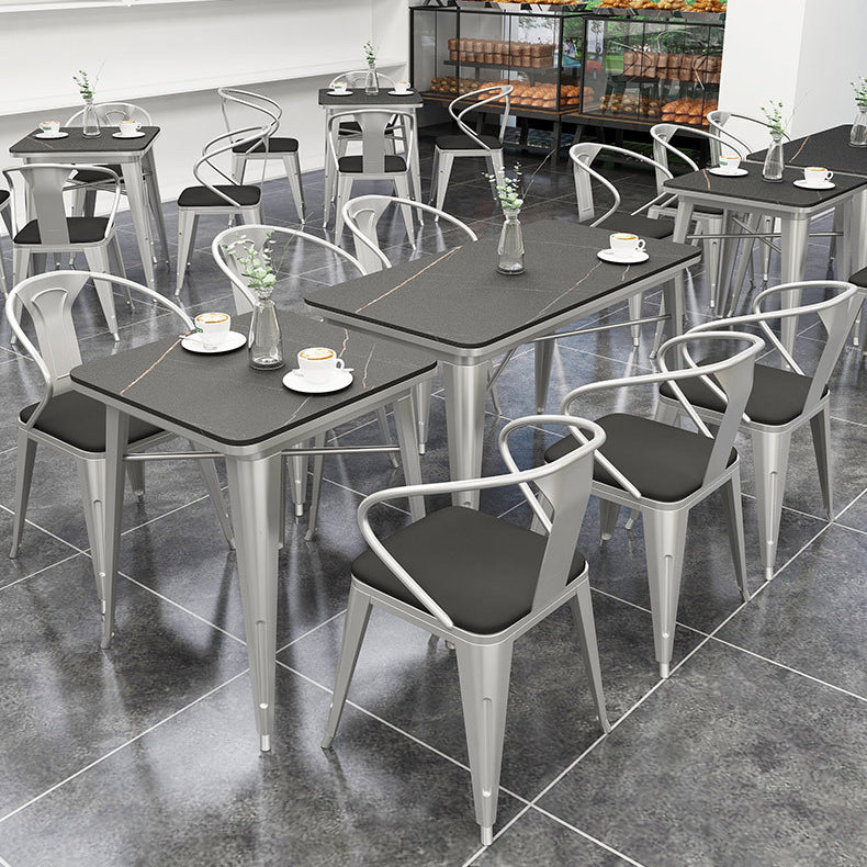Mesa de comedor industrial Mesa de comedor de piedra sinterizada negra con base de trineo