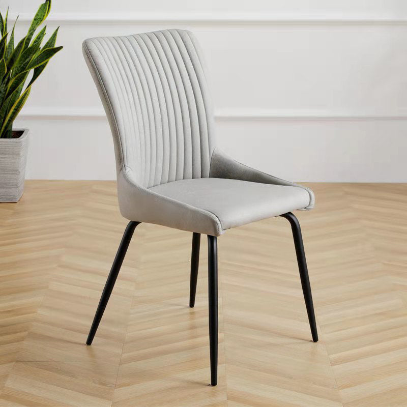 Leder-Skandinavischer Hotel-Beistellstuhl Parsons 18,5'' breiter Esszimmerstuhl mit schwarzen Beinen