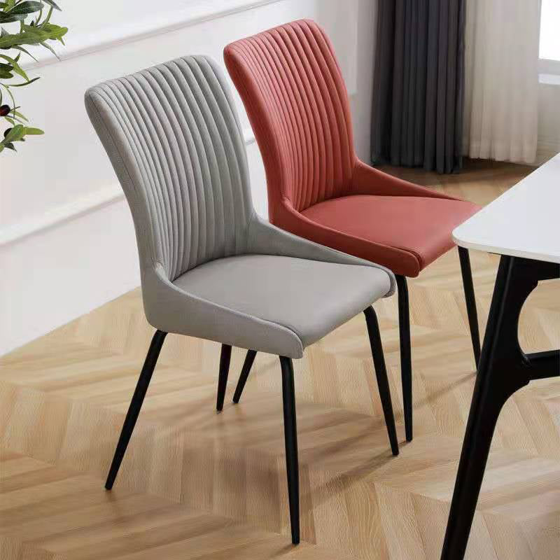 Leder-Skandinavischer Hotel-Beistellstuhl Parsons 18,5'' breiter Esszimmerstuhl mit schwarzen Beinen