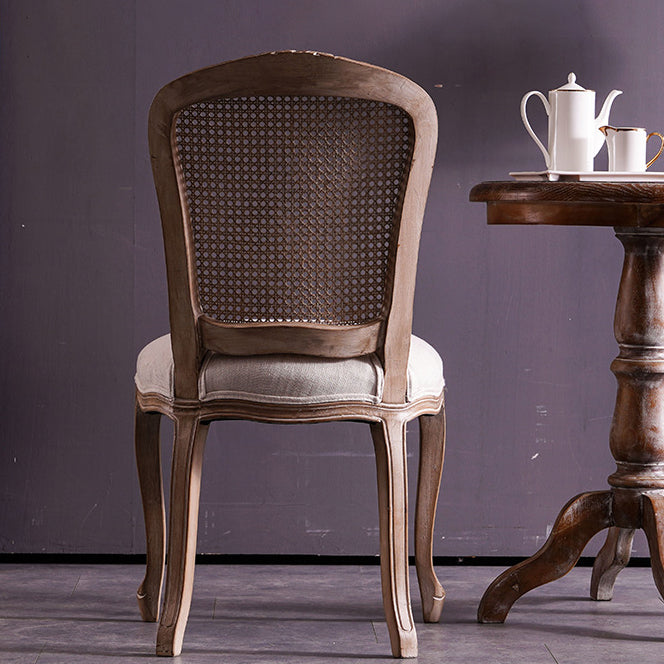 El comedor del estilo rural de madera sólida preside la parte posterior mate del bastón del final que cena las sillas