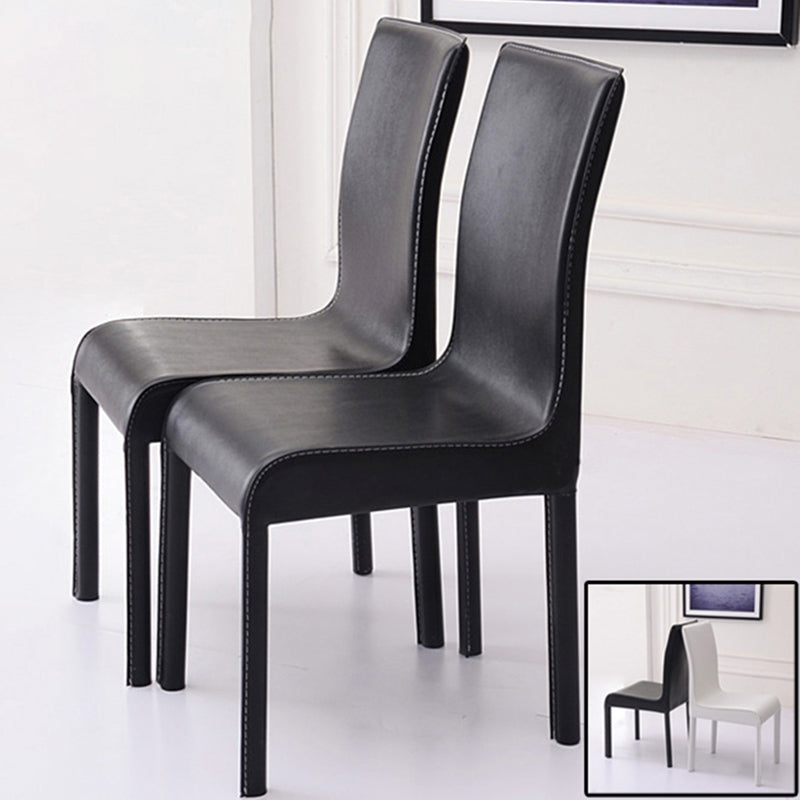 Chaises de salle à manger en cuir de style contemporain.