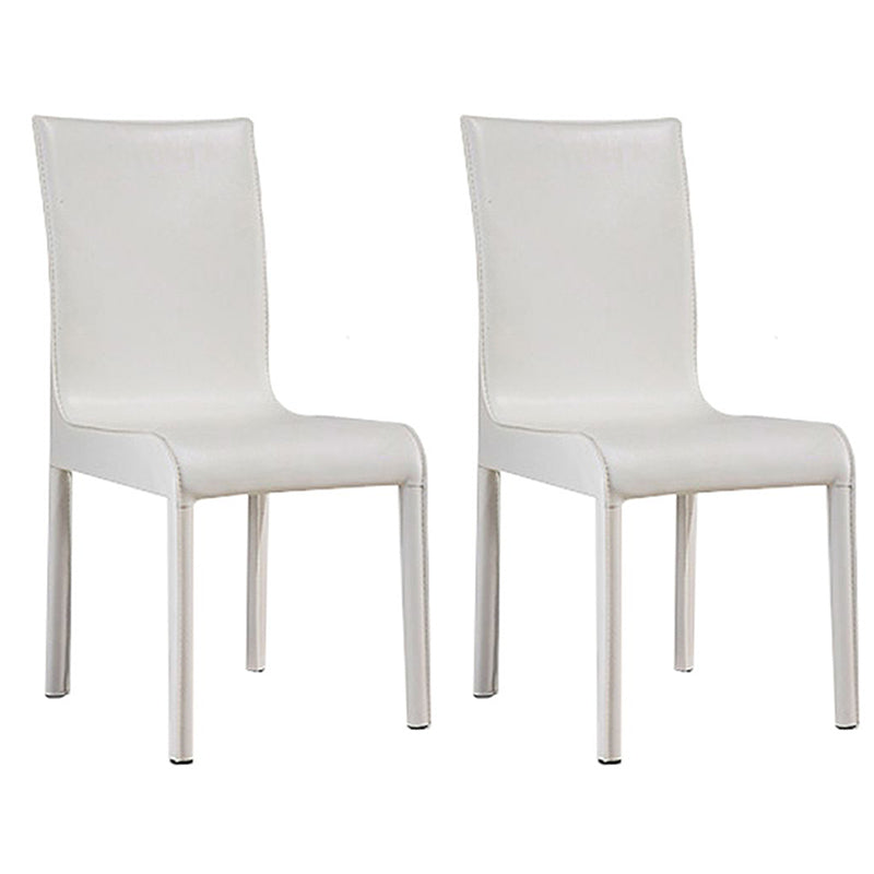 Chaises de salle à manger en cuir de style contemporain.