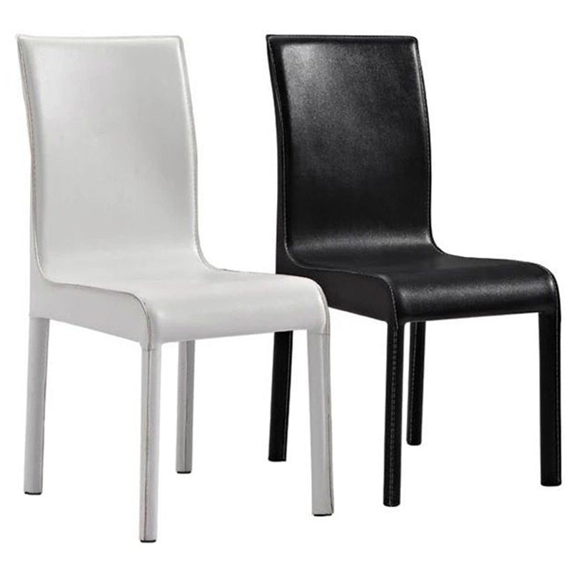 Chaises de salle à manger en cuir de style contemporain.