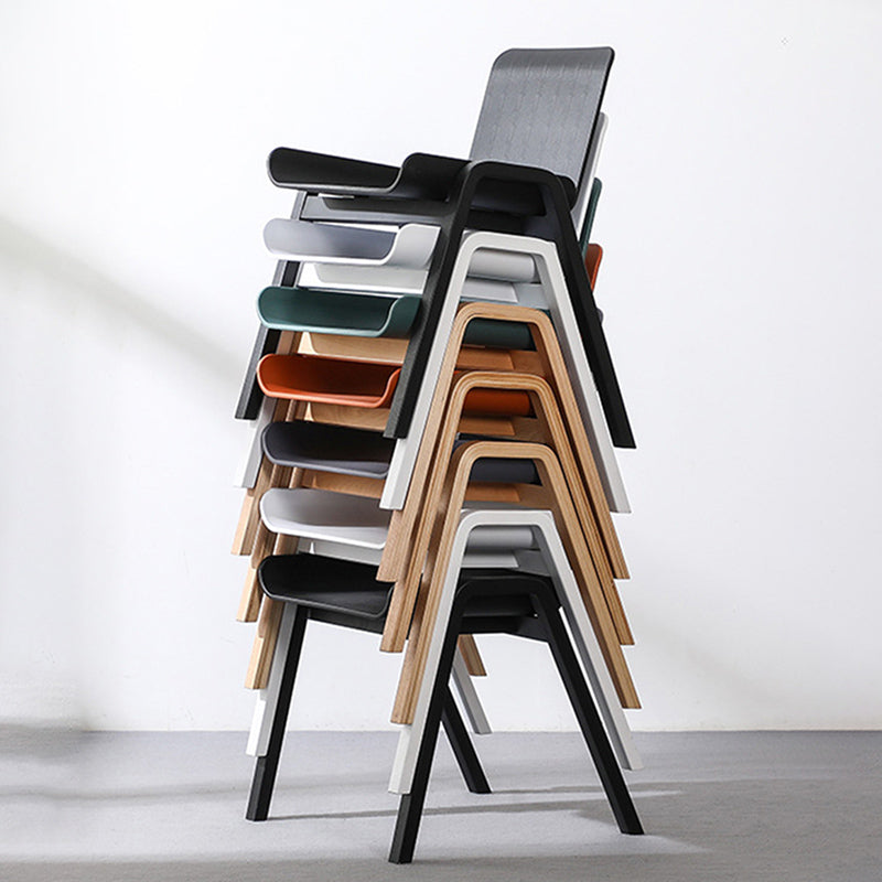 Sillón de comedor apilable escandinavo con respaldo macizo y patas de madera