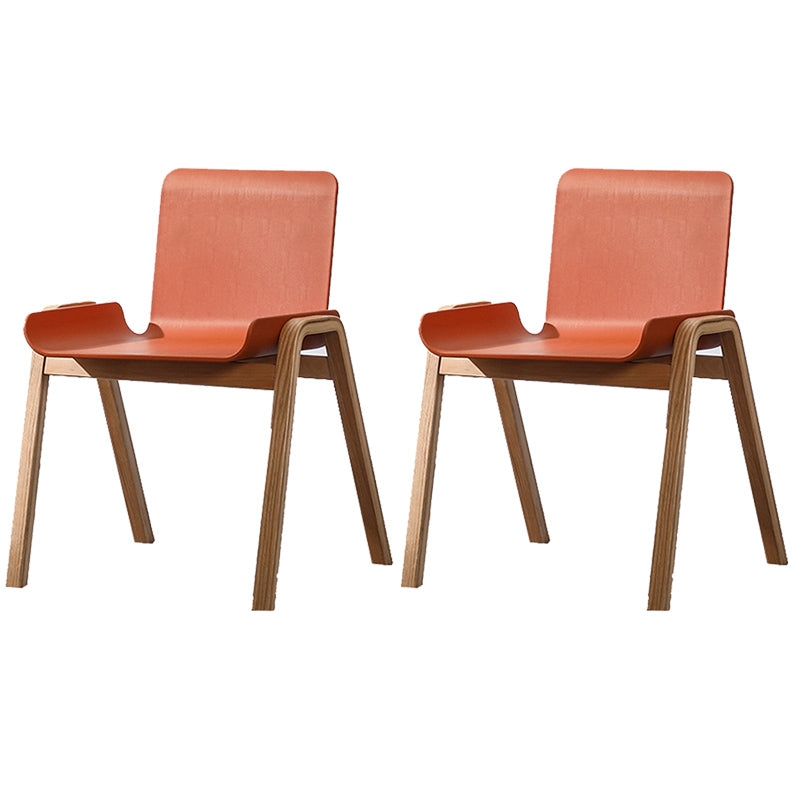 Sillón de comedor apilable escandinavo con respaldo macizo y patas de madera