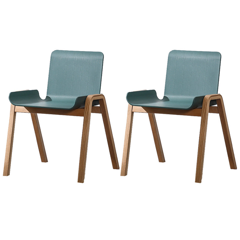 Sillón de comedor apilable escandinavo con respaldo macizo y patas de madera