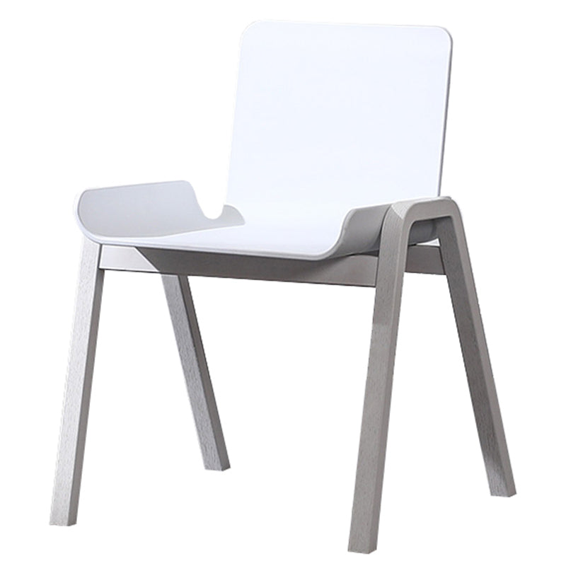 Sillón de comedor apilable escandinavo con respaldo macizo y patas de madera