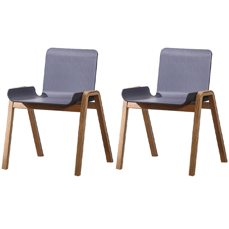 Sillón de comedor apilable escandinavo con respaldo macizo y patas de madera
