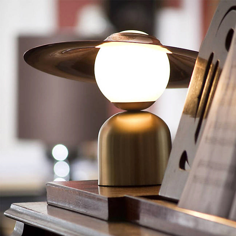 Luz de tarea plana de latón Modernista 1 Lámpara de escritorio de metal de bulbo con tono de vidrio ópalo de esfera