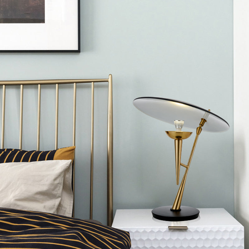Lámpara de mesa de noche contemporánea de 1 bombilla con iluminación para tareas con platillo de metal en negro y dorado