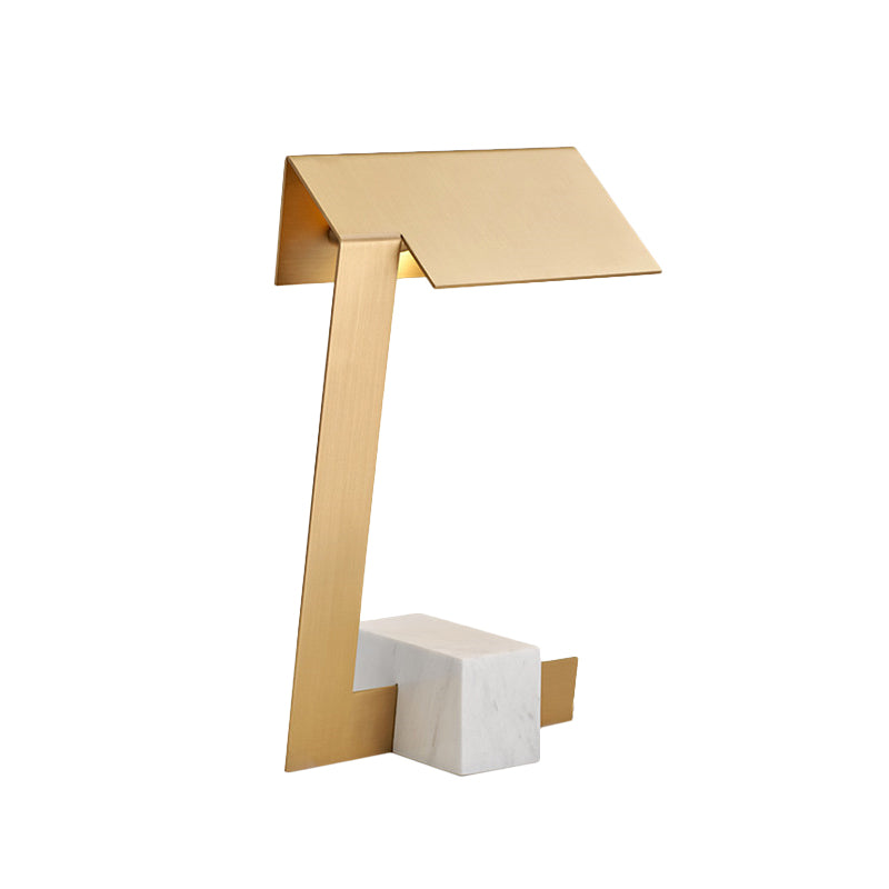Lámpara de escritorio de metal triangular, lámpara de mesa moderna dorada con 1 bombilla y base de mármol rectangular blanca