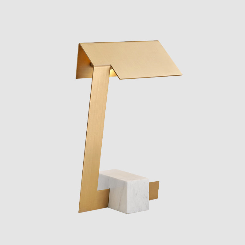 Lámpara de escritorio de metal triangular, lámpara de mesa moderna dorada con 1 bombilla y base de mármol rectangular blanca