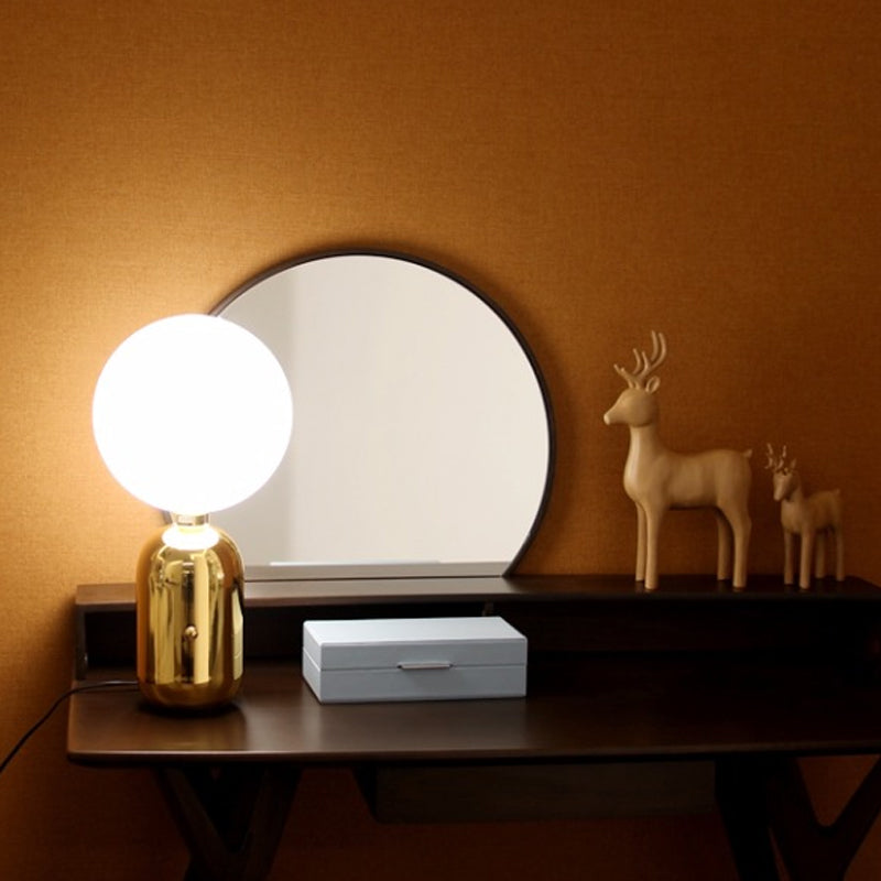 Iluminación de tareas esféricas Vidrio lechoso Modernista 1 Lámpara de escritorio pequeño de oro, 7 "/9.5" de ancho
