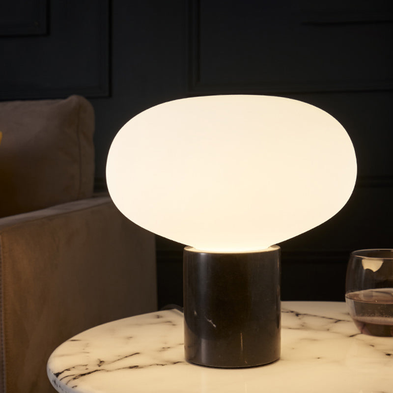 1 tête de table ovale claire moderne verre blanc petite lampe de bureau en noir avec base en marbre