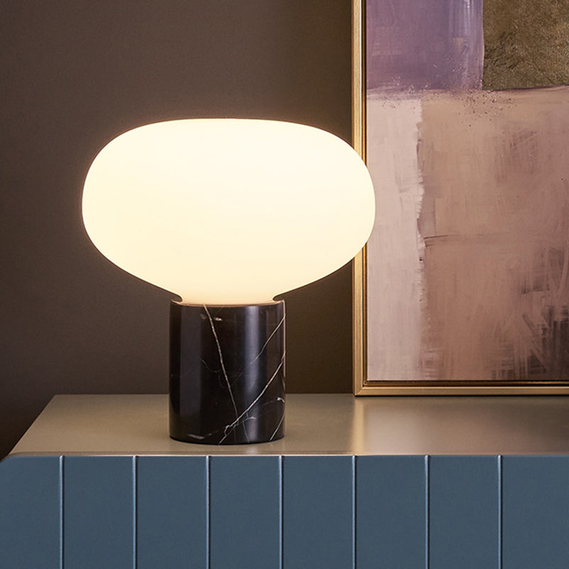 1 tête de table ovale claire moderne verre blanc petite lampe de bureau en noir avec base en marbre