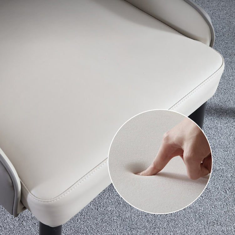 El comedor de madera contemporáneo preside los sillones laterales tapizados para el uso en el hogar
