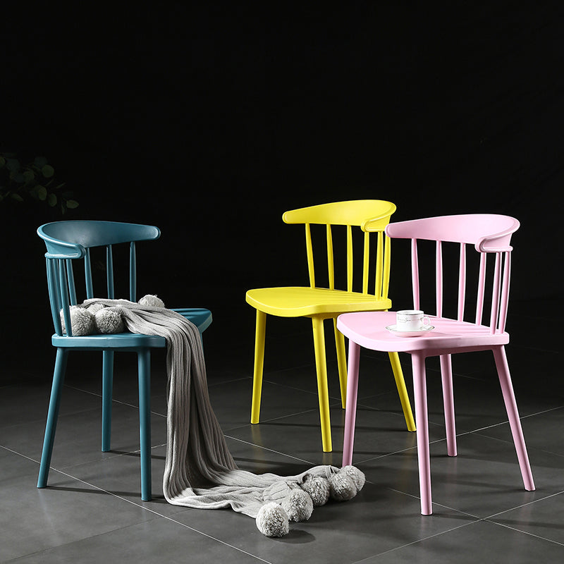 Silla lateral de plástico contemporánea sin brazos, silla lateral apilable con respaldo Windsor para uso doméstico