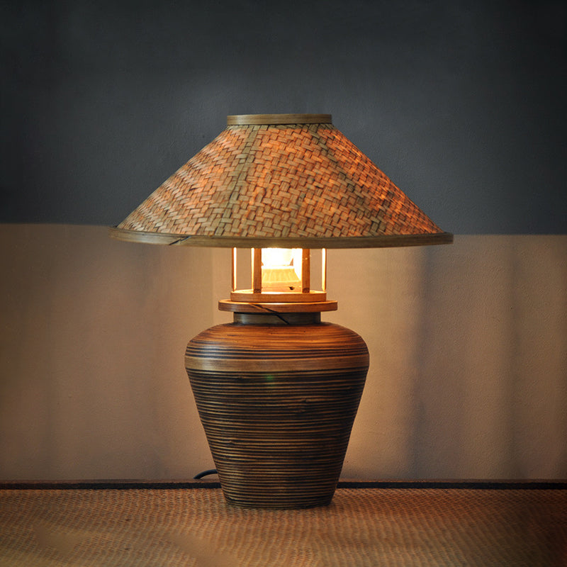 Lampe à lampe de bureau d'urne asiatique 1 Éclairage de tâche à la tête en marron avec une teinte en bambou effilée