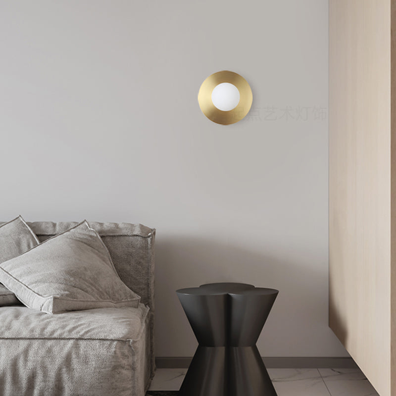 Metalen wereldwand sconce enkele bol hedendaagse stijl wandlamp voor slaapkamer