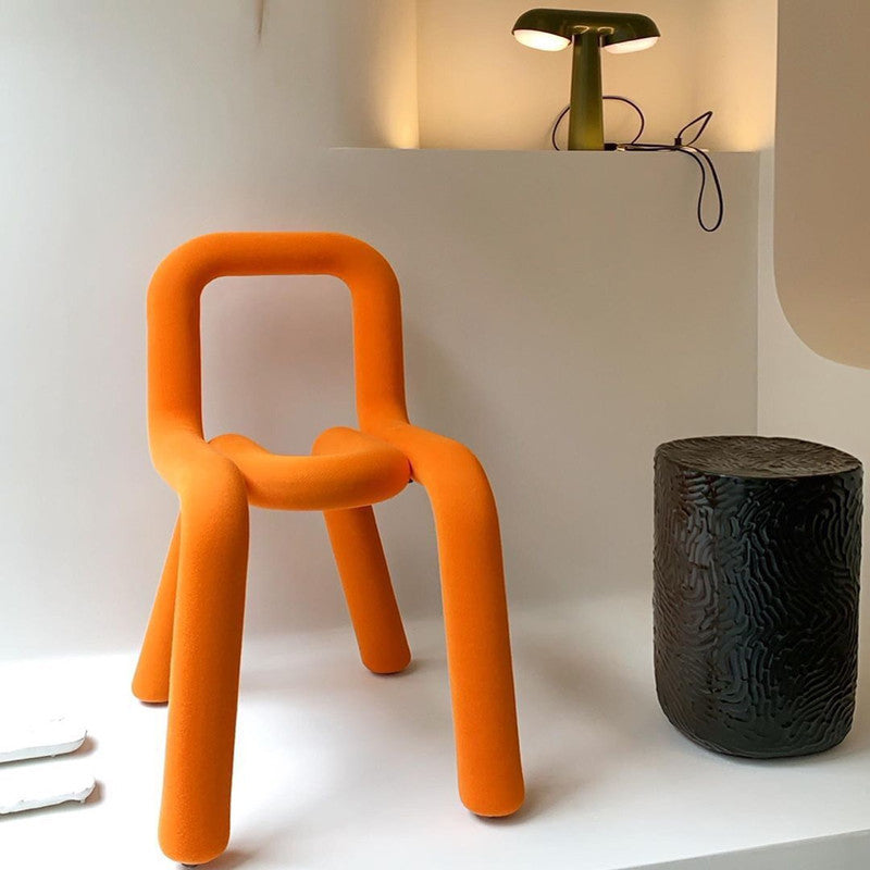 El metal del estilo del diseño de Glam preside la silla lateral abierta de la parte posterior del comedor de la cocina