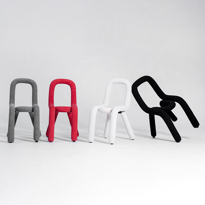 El metal del estilo del diseño de Glam preside la silla lateral abierta de la parte posterior del comedor de la cocina