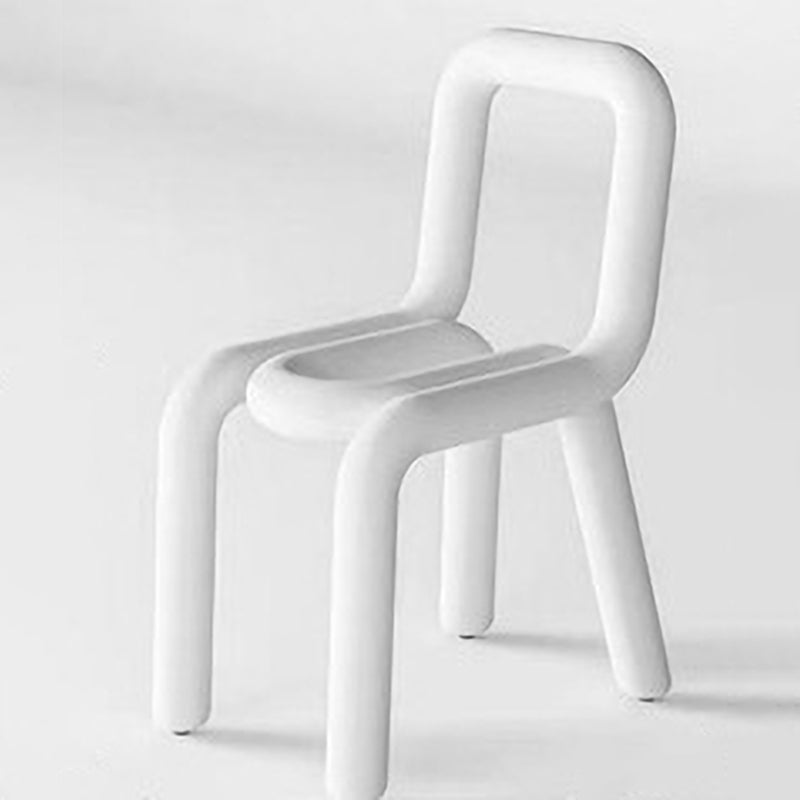 El metal del estilo del diseño de Glam preside la silla lateral abierta de la parte posterior del comedor de la cocina