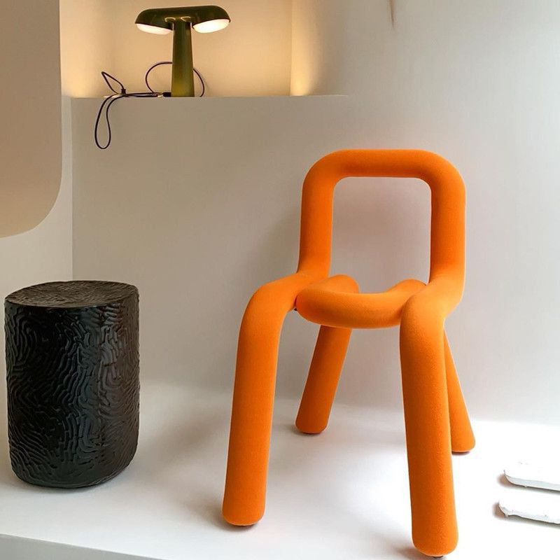 El metal del estilo del diseño de Glam preside la silla lateral abierta de la parte posterior del comedor de la cocina