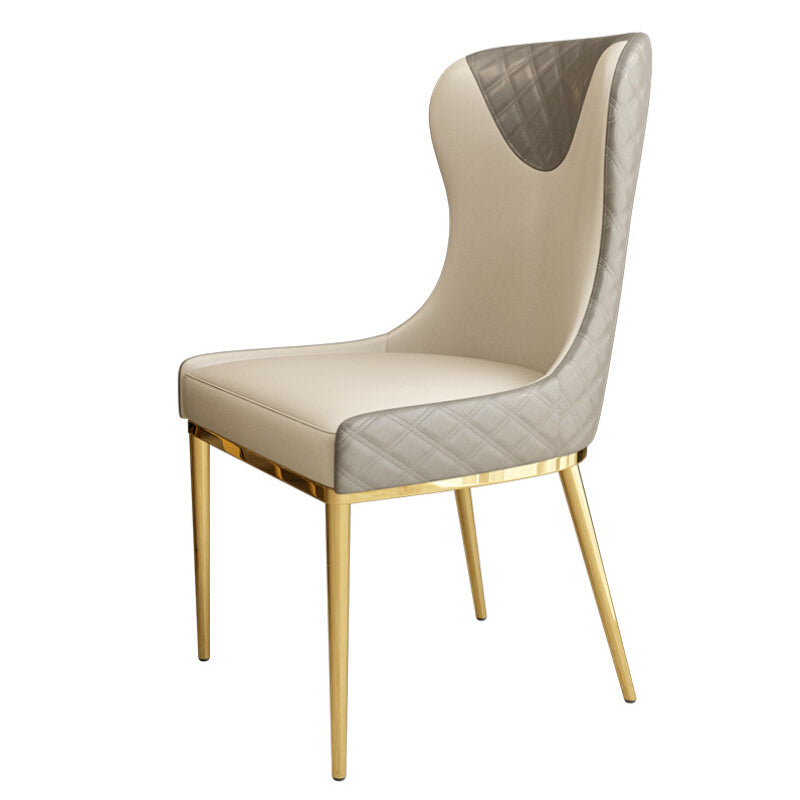 Silla sin brazos tapizada de cuero con respaldo lateral y patas de metal