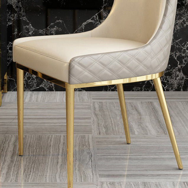 Silla sin brazos tapizada de cuero con respaldo lateral y patas de metal