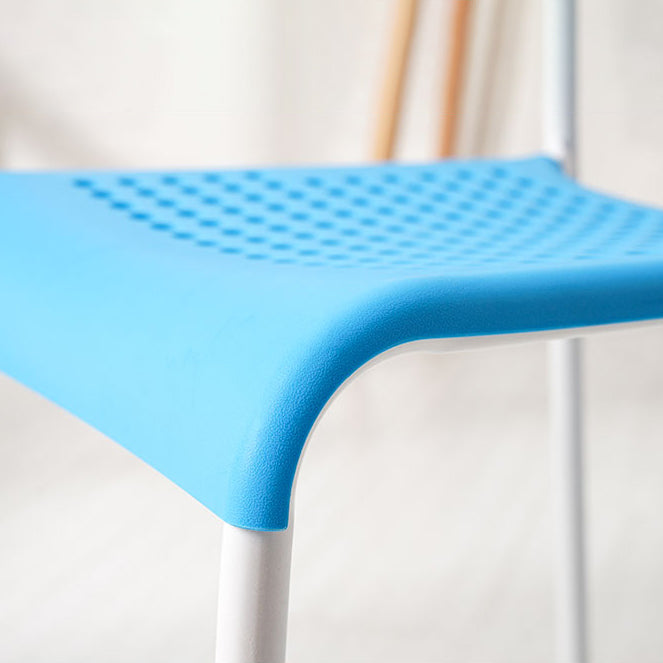 El comedor contemporáneo del metal preside la parte posterior abierta plástica que cena la silla sin brazos lateral