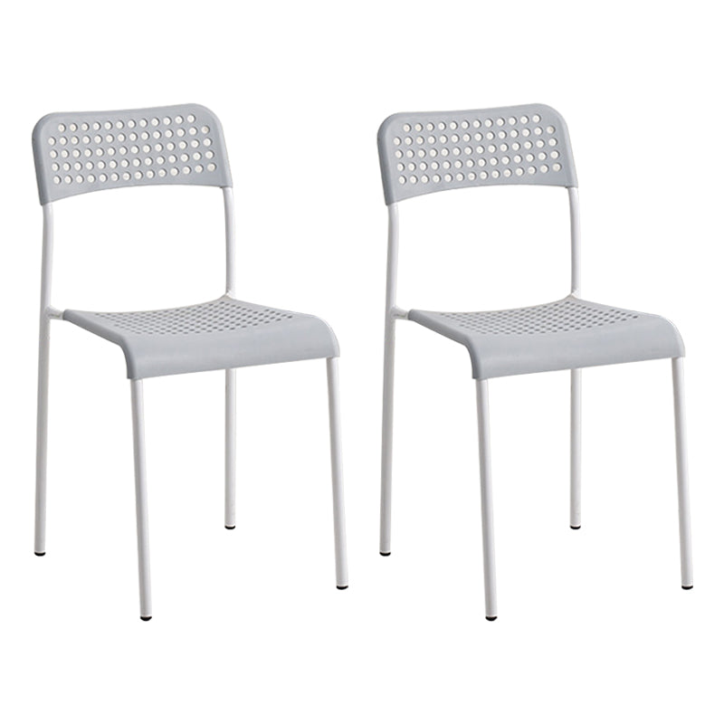 El comedor contemporáneo del metal preside la parte posterior abierta plástica que cena la silla sin brazos lateral