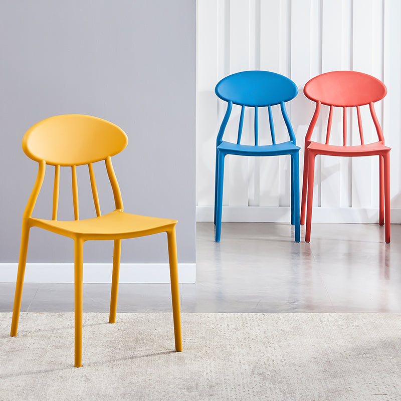 Moderne keuken plastic eetkamerstoelen open rug aan zijkant armloze stoelen