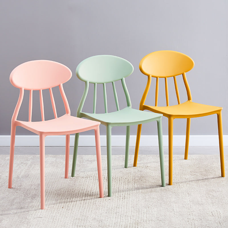 Moderne keuken plastic eetkamerstoelen open rug aan zijkant armloze stoelen
