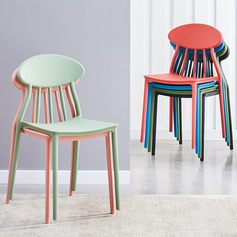 Moderne keuken plastic eetkamerstoelen open rug aan zijkant armloze stoelen