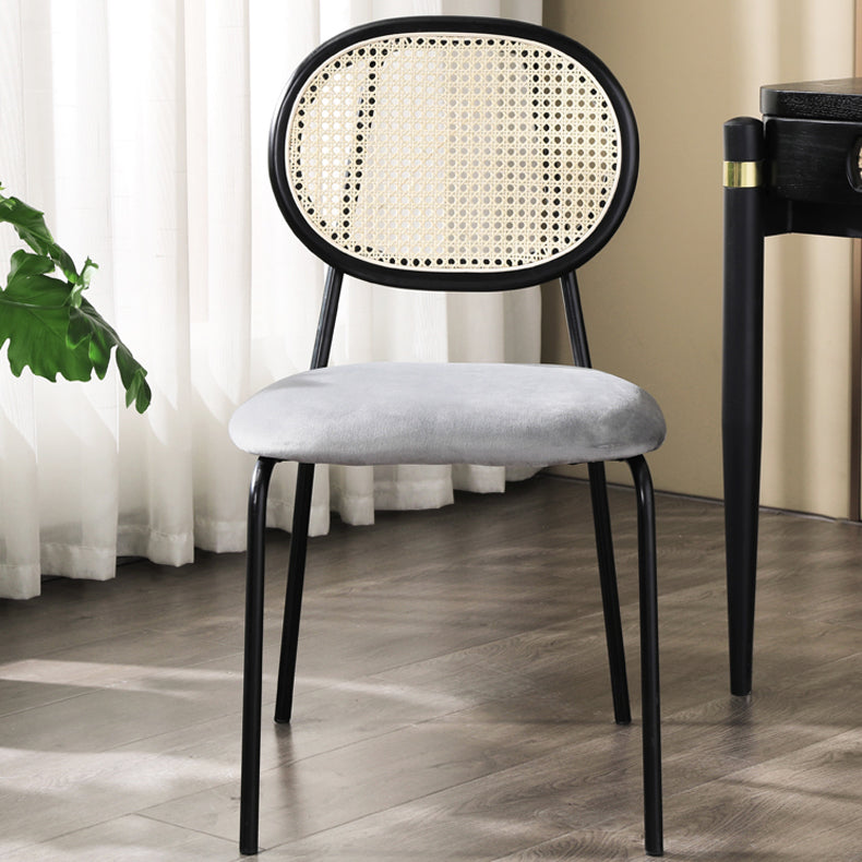 Silla lateral tapizada sin brazos de comedor con parte trasera abierta con patas de metal