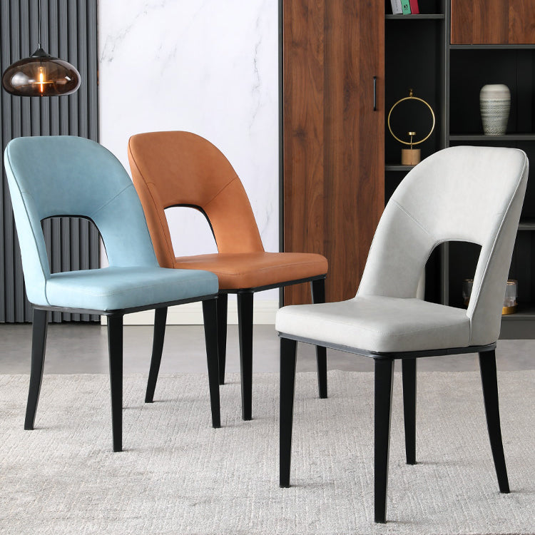 Silla de comedor contemporánea con acabado mate, respaldo abierto de cuero, silla lateral