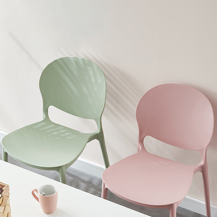 Silla de comedor de plástico escandinavo con respaldo abierto y acabado mate