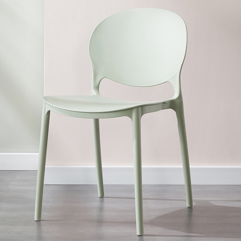 Silla de comedor de plástico escandinavo con respaldo abierto y acabado mate