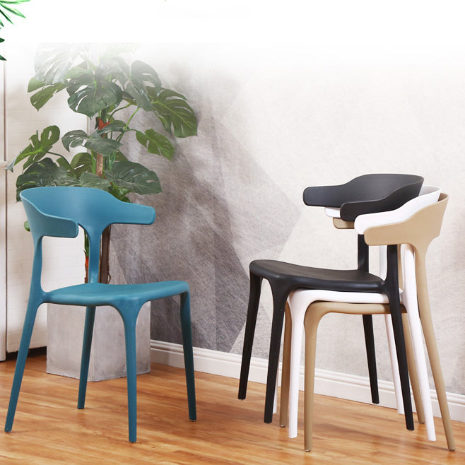 Silla de plástico moderna para interiores y exteriores, silla lateral de comedor apilable con respaldo abierto para el hogar con brazo