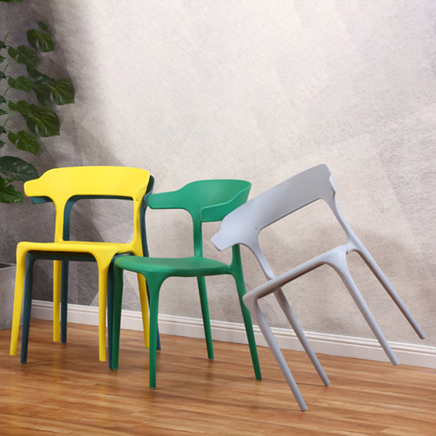 Silla de plástico moderna para interiores y exteriores, silla lateral de comedor apilable con respaldo abierto para el hogar con brazo