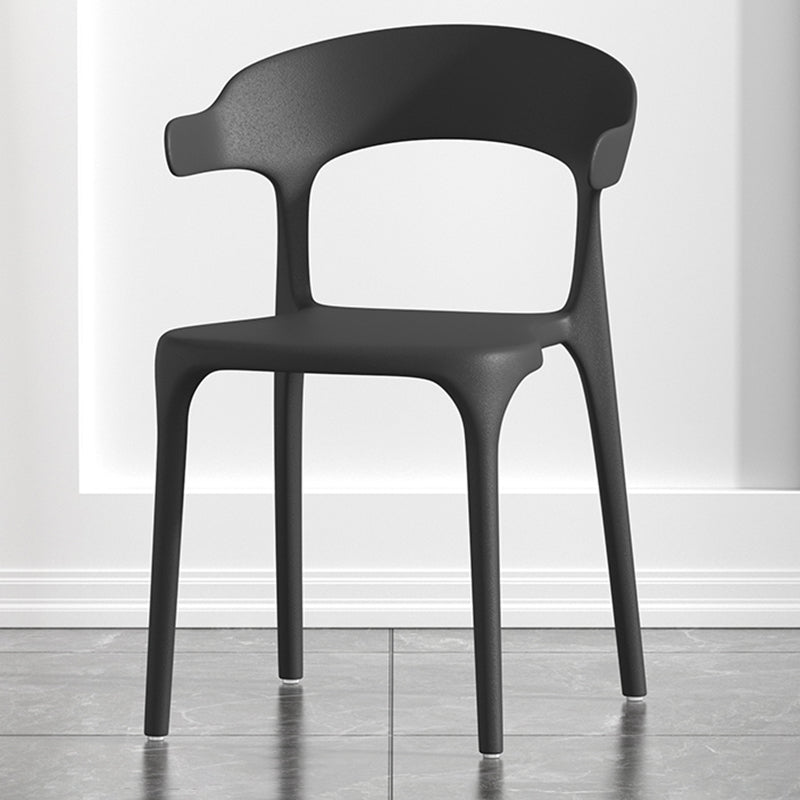 Silla de comedor de plástico escandinava con respaldo mate y acabado mate