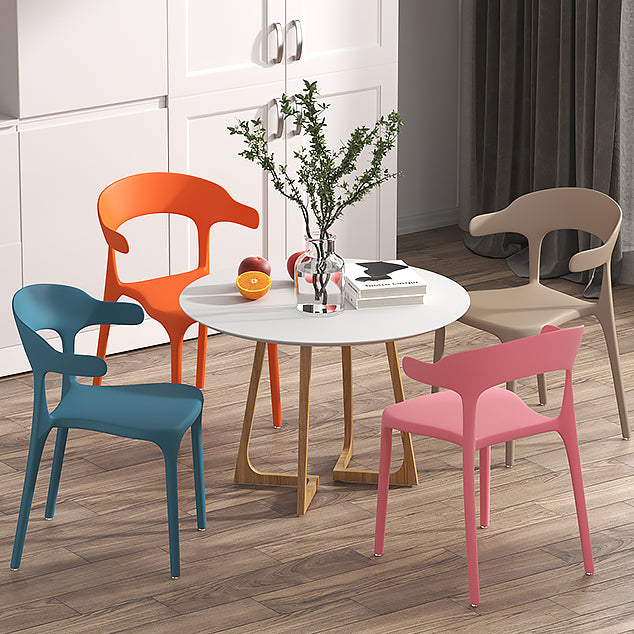 Silla de comedor de plástico escandinava con respaldo mate y acabado mate